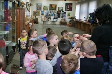 воспитанникам детского сада рассказывают о георгиевской ленточке