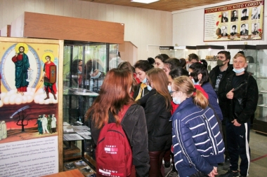 учащиеся аграрного лицея у выставки «Чернобыль»