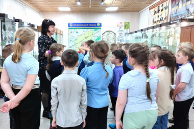 В преддверии празднования 80-й годовщины Победы в Великой Отечественной войне первоклассники Кочковской школы побывали в музее В преддверии празднования 80-й годовщины Победы в Великой Отечественной войне первоклассники Кочковской школы побывали в музее